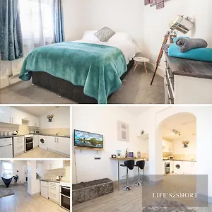 Apartment Beautiful 5 Min Walk Quay